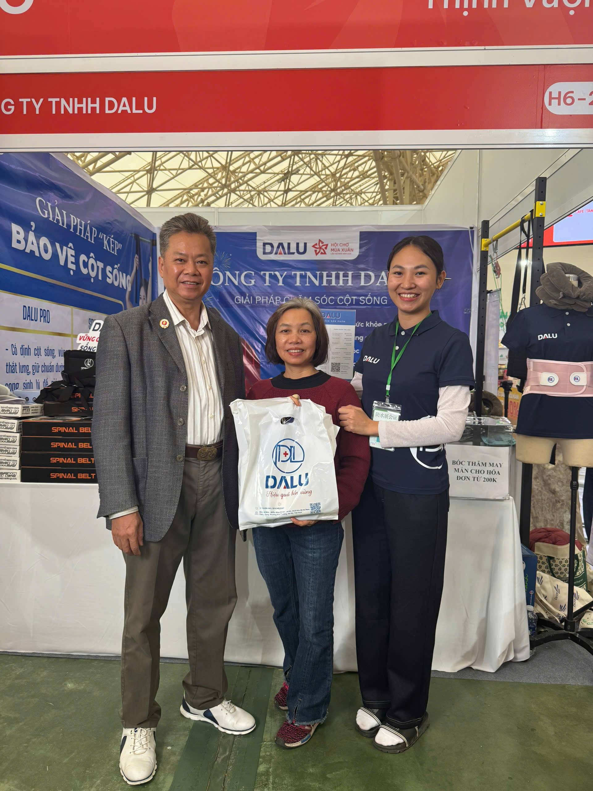 Khách hàng hội chợ 1