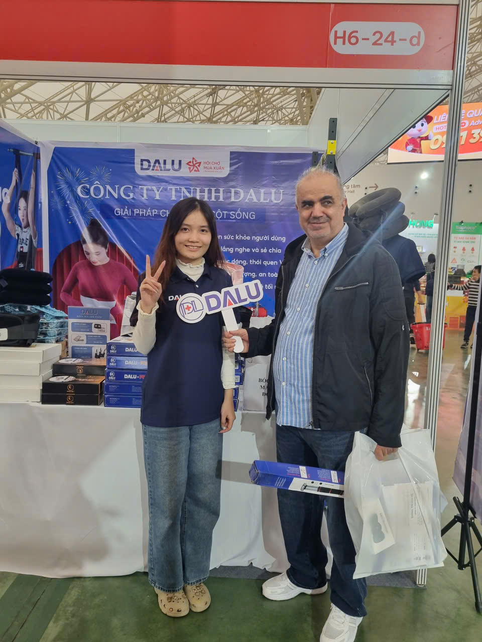 Khách hàng hội chợ 3